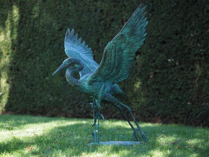 Bronzeskulptur fliegender Kranich (83cm hoch)